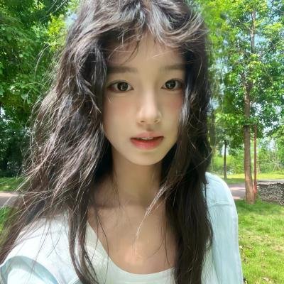 给小酒馆女子喝高杯酒